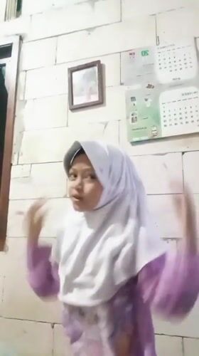 Child's playful photo session captured in Baron, Indonesia home