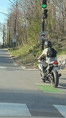 Motorcyclist departs Chicago intersection after light turns green