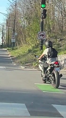 Motorcyclist departs Chicago intersection after light turns green
