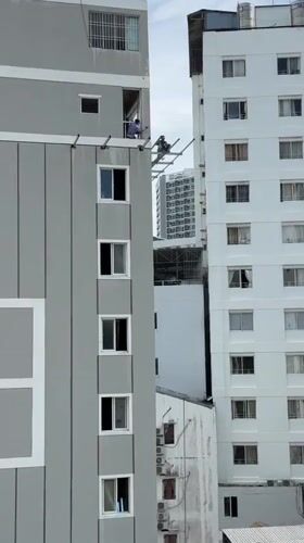 High-rise scaffolding work between two Nha Trang apartment buildings