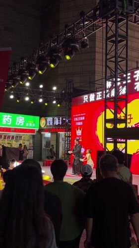 Father-daughter duo performs on outdoor stage in Jiulongpo District