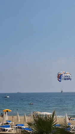 Clear weather draws beachgoers to Alanya shores