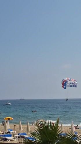 Clear weather draws beachgoers to Alanya shores