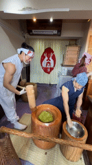 Traditional mochi-making draws crowds in early morning Kyoto