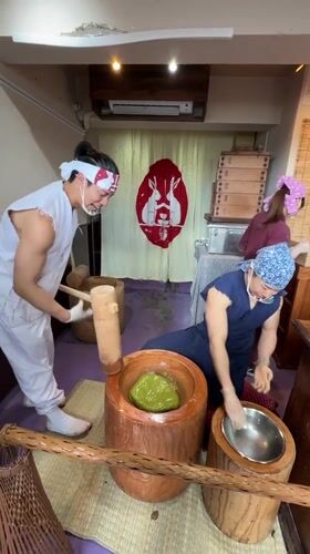 Traditional mochi-making draws crowds in early morning Kyoto