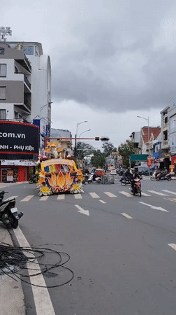 Decorated parade float travels through Đà Lạt city streets
