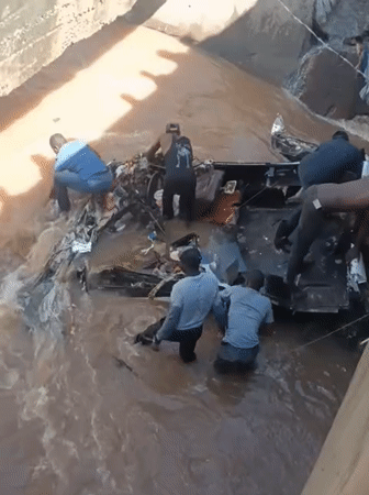 Vehicle recovery operation underway in Nairobi waterway