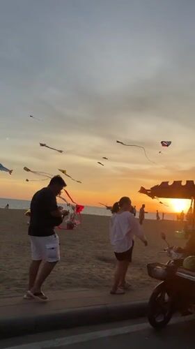 Sunset gathering documented at Najomthien Beach, Pattaya
