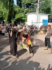 Traditional Indonesian folk performances draw crowds in Sragen streets