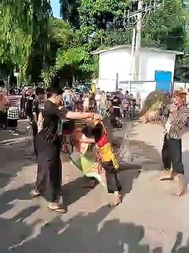 Traditional Indonesian folk performances draw crowds in Sragen streets