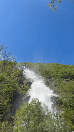 Witnesses document scenic waterfall in Pastra, Bulgaria