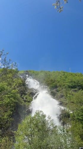Witnesses document scenic waterfall in Pastra, Bulgaria