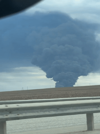 Black smoke plume observed from highway near Kosoturikha, Russia