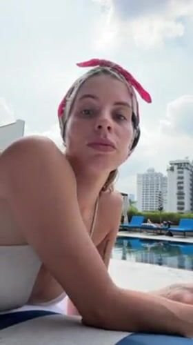 Woman documents early morning routine in Bangkok hotel