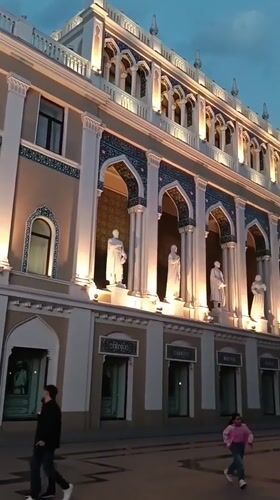 Evening stroll through Baku's illuminated cultural district captured by witnesses