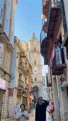 Pedestrians recorded walking on narrow street in Málaga