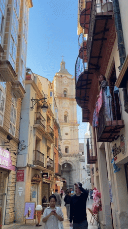 Pedestrians recorded walking on narrow street in Málaga