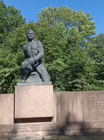 Bronze memorial statue and Bolt Food robots spotted in Tallinn