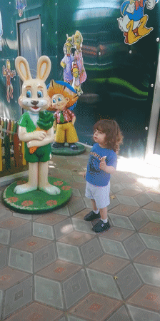 Child enjoys family day at Yerevan amusement park