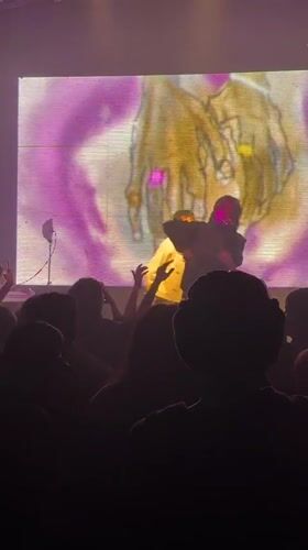 Two singers perform late-night concert in Buenos Aires