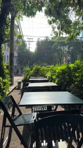 Outdoor dining setup documented on Mexico City sidewalk