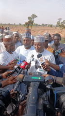Traditional-dressed man addresses media crowd in Nigeria