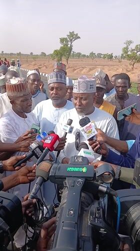 Traditional-dressed man addresses media crowd in Nigeria
