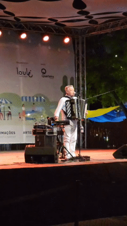 Accordion performance and street dancing at Quarteira summer event