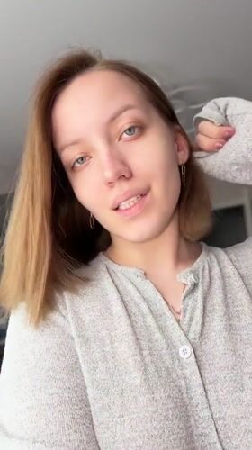 Woman documents morning beauty routine in Russian bedroom selfies