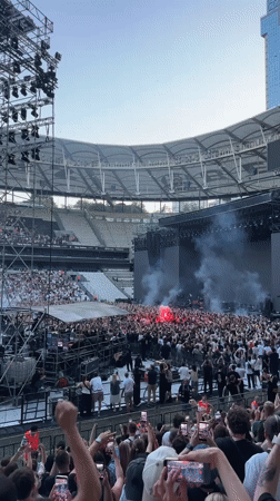 Major concert draws crowds to Istanbul's Tüpraş Stadyumu