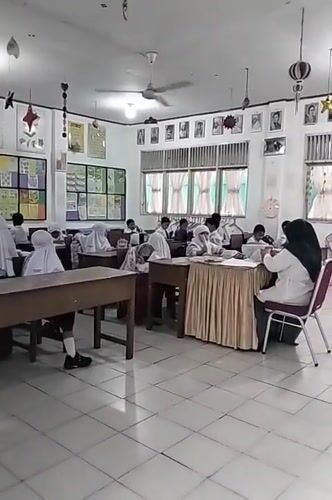 School day in Lhokseumawe: classrooms, courtyards, and street life