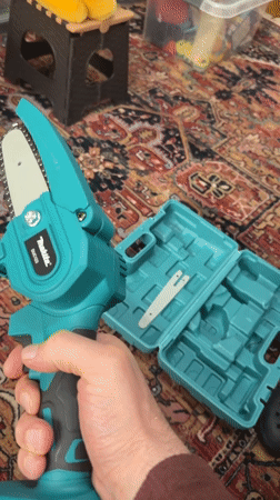 Person operates Makita mini chainsaw in Târgu Mureș