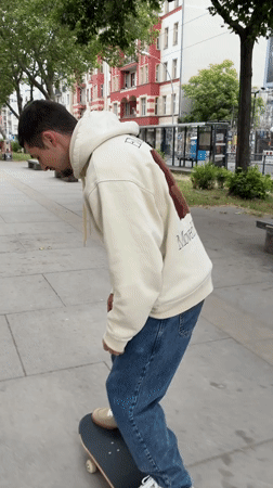 Berlin street life documented in 17-minute window
