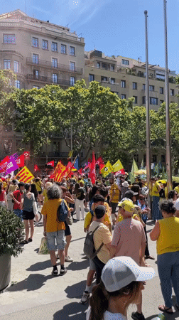Yellow-shirt demonstration marches through Barcelona with Catalan flags