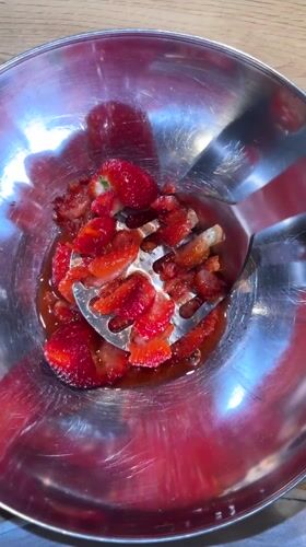 Strawberry preparation documented in Kiel kitchen Monday evening