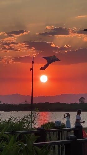Fethiye sunset draws crowds as firefighting helicopters fly overhead
