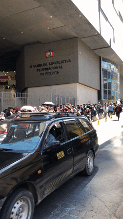 Construction workers protest unpaid wages in La Paz streets