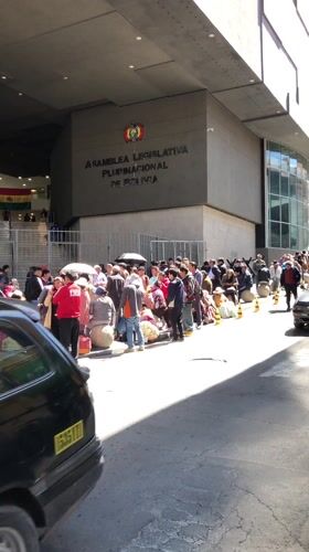 Construction workers protest unpaid wages in La Paz streets