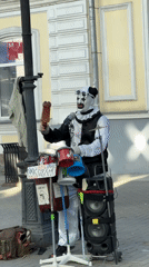 Clown street performer draws crowds in Yekaterinburg