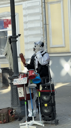 Clown street performer draws crowds in Yekaterinburg