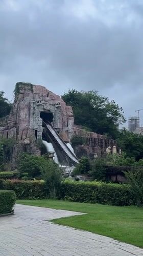 Families enjoy theme park attractions in Shenzhen Saturday morning