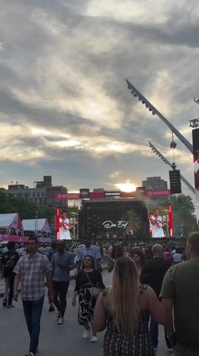 Evening music festival draws crowds to Montreal's entertainment district