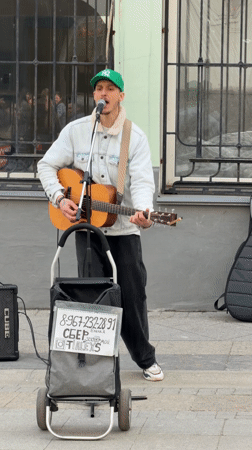 Street musician performs acoustic set in Moscow