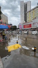 Street flooding hits Tianhe District commercial areas, life continues