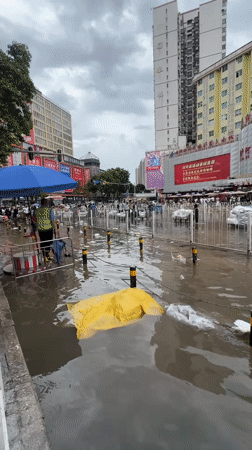 Street flooding hits Tianhe District commercial areas, life continues