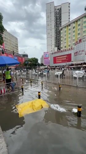 Street flooding hits Tianhe District commercial areas, life continues