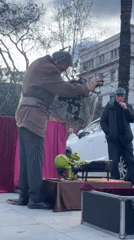 Street performers, balloon vendors enliven Barcelona's Arc de Triomf Sunday