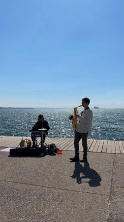 Greek parade draws crowds to Thessaloniki waterfront attractions