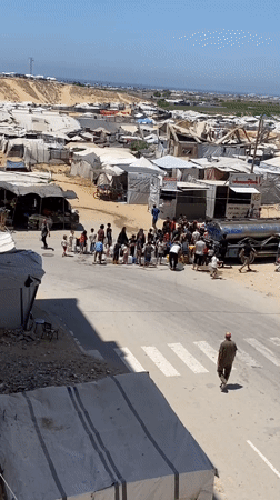 Water distribution crowds fill Khan Yunis camp streets