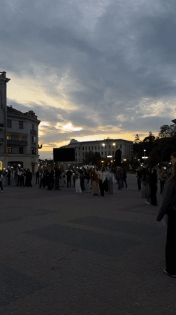 Wheelchair musician draws evening crowd in Ternopil square performance